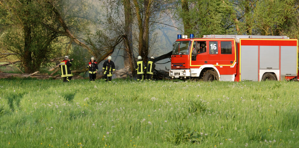 Im Sommer ist die Waldbrandgefahr besonders hoch. Ist ein Feuer ausgebrochen, muss die Feuerwehr ausrücken, um zu löschen.